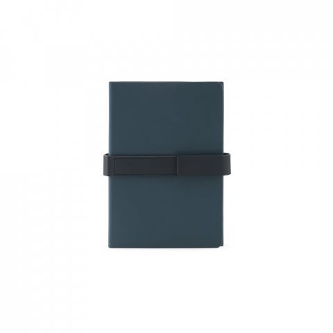 HILST. Caderno A5 com capa dura em 80% materiais reciclados (PU reciclado e poliéster reciclado) estruturado em duas partes: a primeira tem 128 páginas pautadas e a segunda 128 páginas lisas - Azul