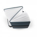 HILST. Caderno A5 com capa dura em 80% materiais reciclados (PU reciclado e poliéster reciclado) estruturado em duas partes: a primeira tem 128 páginas pautadas e a segunda 128 páginas lisas - Azul