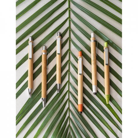 HERA. Caneta esferogr&aacute;fica em bambu com escrita em azul