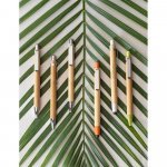 HERA. Caneta esferogr&aacute;fica em bambu com escrita em azul