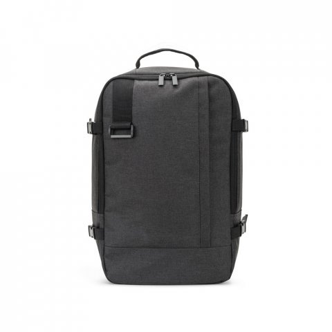 CIES. Mochila desenvolvida para cumprir as dimens&otilde;es exigidas pelas companhias a&eacute;reas em poli&eacute;ster reciclado 600D de alta densidade com acabamento repelente &agrave; &aacute;gua (20 L) - Cinza escuro