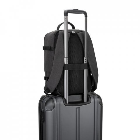 CIES. Mochila desenvolvida para cumprir as dimens&otilde;es exigidas pelas companhias a&eacute;reas em poli&eacute;ster reciclado 600D de alta densidade com acabamento repelente &agrave; &aacute;gua (20 L) - Cinza escuro