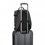 CIES. Mochila desenvolvida para cumprir as dimens&otilde;es exigidas pelas companhias a&eacute;reas em poli&eacute;ster reciclado 600D de alta densidade com acabamento repelente &agrave; &aacute;gua (20 L) - Cinza escuro