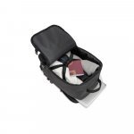 CIES. Mochila desenvolvida para cumprir as dimens&otilde;es exigidas pelas companhias a&eacute;reas em poli&eacute;ster reciclado 600D de alta densidade com acabamento repelente &agrave; &aacute;gua (20 L) - Cinza escuro