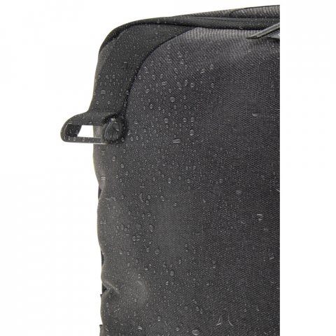 CIES. Mochila desenvolvida para cumprir as dimens&otilde;es exigidas pelas companhias a&eacute;reas em poli&eacute;ster reciclado 600D de alta densidade com acabamento repelente &agrave; &aacute;gua (20 L) - Cinza escuro