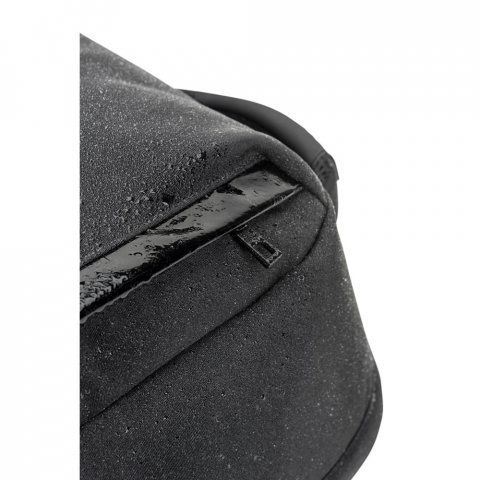 YANGON BPACK. Mochila antirroubo, em poliéster reciclado 600D twill, resistente à água, e bolso para notebook 17.3" 20 L - Preto