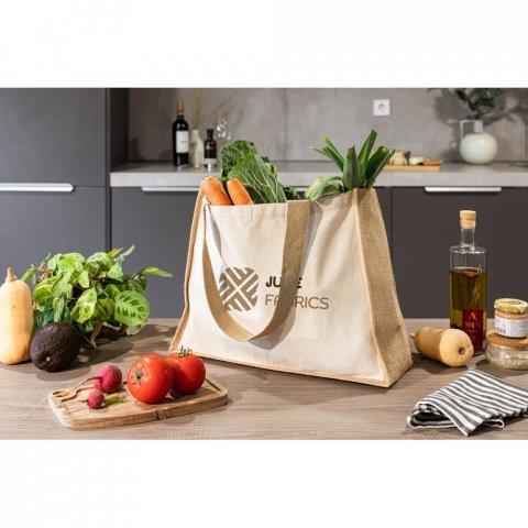 HELSINQUE. Sacola em canvas (320g/m&sup2;), com fundo e laterais em juta laminada (350 g/m&sup2;) de tons naturais