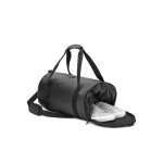 OSASCO SPORT. Bolsa esportiva em formato cil&iacute;ndrico em poli&eacute;ster reciclado 600D de alta densidade com compartimento lateral para sapatos (32 L) - Preto