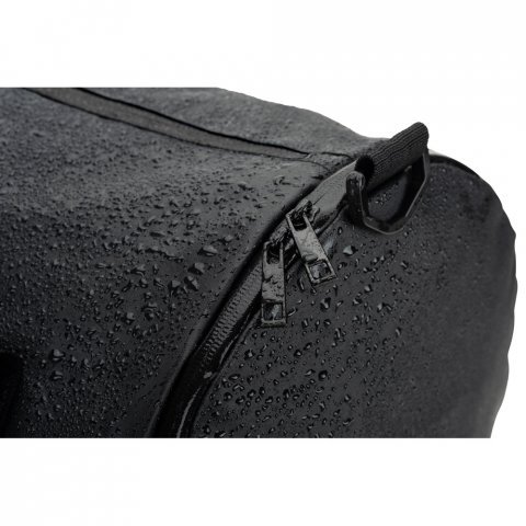 OSASCO SPORT. Bolsa esportiva em formato cil&iacute;ndrico em poli&eacute;ster reciclado 600D de alta densidade com compartimento lateral para sapatos (32 L) - Preto