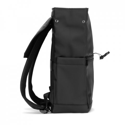 AZORES BAG. Mochila para computador port&aacute;til (16") em PU, com pala que cobre todos os compartimentos - Preto