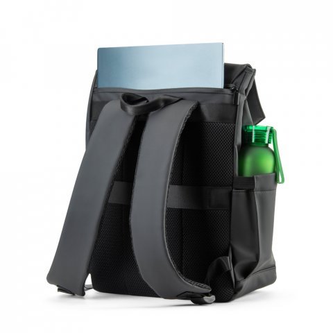 AZORES BAG. Mochila para computador port&aacute;til (16") em PU, com pala que cobre todos os compartimentos - Preto