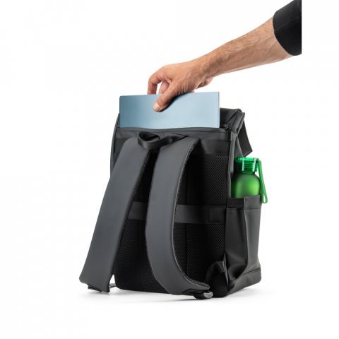 AZORES BAG. Mochila para computador port&aacute;til (16") em PU, com pala que cobre todos os compartimentos - Preto