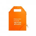 BEIRA. Sacola dobr&aacute;vel em poli&eacute;ster reciclado 190T, produzida a partir de pl&aacute;stico reciclado - Laranja