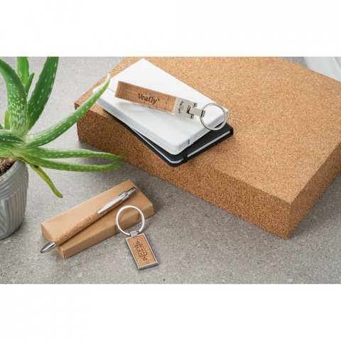 LAVRE. Conjunto composto por uma caneta esferogr&aacute;fica e chaveiro, ambos em metal e em corti&ccedil;a