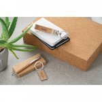 LAVRE. Conjunto composto por uma caneta esferogr&aacute;fica e chaveiro, ambos em metal e em corti&ccedil;a