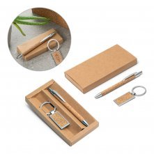 LAVRE. Conjunto composto por uma caneta esferogr&aacute;fica e chaveiro, ambos em metal e em corti&ccedil;a
