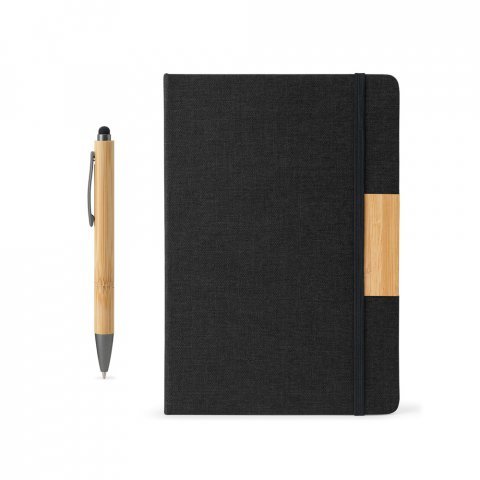 HOMERO. Conjunto composto por um caderno A5 de capa r&iacute;gida e uma caneta esferogr&aacute;fica em bambu - Preto