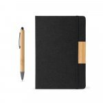 HOMERO. Conjunto composto por um caderno A5 de capa r&iacute;gida e uma caneta esferogr&aacute;fica em bambu - Preto