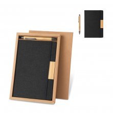 HOMERO. Conjunto composto por 1 caderno A5 com capa r&iacute;gida e 1 caneta esferogr&aacute;fica em bambu