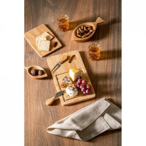 WOODS. T&aacute;bua de queijos em bambu com 2 utens&iacute;lios em bambu e a&ccedil;o inox