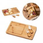 WOODS. T&aacute;bua de queijos em bambu com 2 utens&iacute;lios em bambu e a&ccedil;o inox