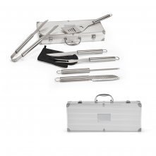 MACE. Kit churrasco em estojo de alum&iacute;nio com luva de cozinha em poli&eacute;ster e 6 utens&iacute;lios em a&ccedil;o inox