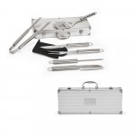 MACE. Kit churrasco em estojo de alum&iacute;nio com luva de cozinha em poli&eacute;ster e 6 utens&iacute;lios em a&ccedil;o inox
