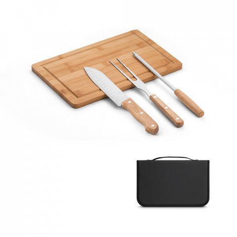 MOUSSAKA. Kit churrasco em estojo de 210D com t&aacute;bua em bambu e 3 utens&iacute;lios em a&ccedil;o inox e madeira de Seringueira