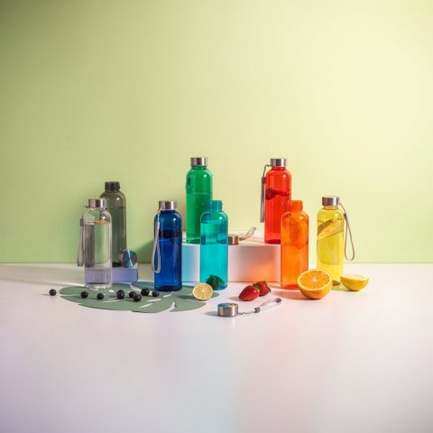 ENDERS. Squeeze em PET 100% reciclado e tampa em a&ccedil;o inox, com pega em corda 580 mL