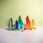 ENDERS. Squeeze em PET 100% reciclado e tampa em a&ccedil;o inox, com pega em corda 580 mL