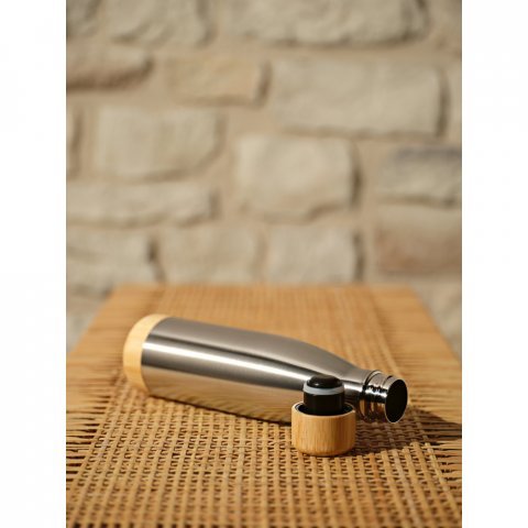 BROMELL 800. Garrafa t&eacute;rmica em a&ccedil;o inox 90% reciclado de parede dupla isolada a v&aacute;cuo (800 mL)
