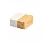 MARBOO CUP. Conjunto de 4 porta copos em m&aacute;rmore e bambu em formato quadrado - Natural