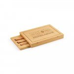 MUGWORT. Conjunto de t&aacute;buas em bambu com 3 facas inclusas - Natural