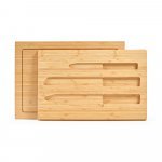 MUGWORT. Conjunto de t&aacute;buas em bambu com 3 facas inclusas - Natural
