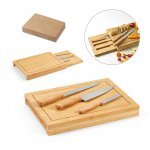 MUGWORT. Conjunto de t&aacute;buas em bambu com 3 facas inclusas