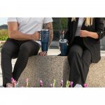 JOYNER XL. Copo de viagem de grande dimensão em aço inoxidável 91% reciclado com parede dupla isolada a vácuo e acabamento em mate 1300 mL