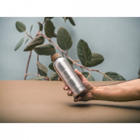 DALEY. Squeeze em a&ccedil;o inox de parede simples com tampa em corti&ccedil;a (760 mL)