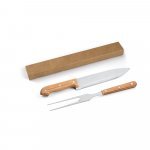 MOJO. Kit churrasco em caixa presente de papel kraft reciclado com 2 utens&iacute;lios em a&ccedil;o inox e bambu - Natural