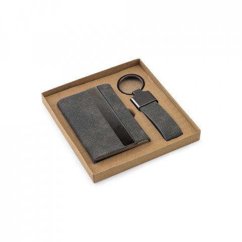 VAUGHN. Conjunto composto por um porta-cart&otilde;es e chaveiro, ambos em metal e poli&eacute;ster 30% reciclado - Cinza escuro