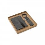 VAUGHN. Conjunto composto por um porta-cart&otilde;es e chaveiro, ambos em metal e poli&eacute;ster 30% reciclado - Cinza escuro