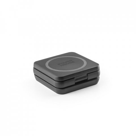 BROGLIE. Carregador magn&eacute;tico por indu&ccedil;&atilde;o super-r&aacute;pido (wireless), dobr&aacute;vel, que permite carregar tr&ecirc;s dispositivos simultaneamente, em ABS 100% reciclado - Preto