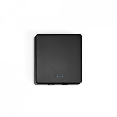 SMOOT 5. Bateria port&aacute;til com carregador por indu&ccedil;&atilde;o em ABS 100% reciclado, acabamento em mate e capacidade de 5.000 mAh - Preto