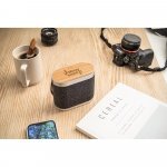 GUETTA. Caixa de som de 5W com carregador por indu&ccedil;&atilde;o super-r&aacute;pido e autonomia de 2h (1.200 mAh), em bambu e PET 100% reciclado