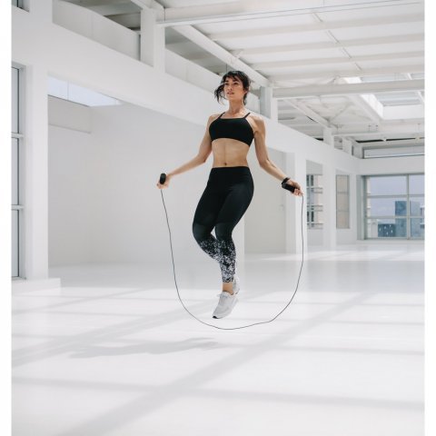 BRADY. Conjunto fitness composto por el&aacute;stico e corda de pular