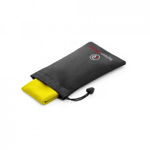 BERNAL. Toalha esportiva refrescante em poli&eacute;ster 100% reciclado com bolsa em non-woven - Amarelo