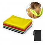 BERNAL. Toalha esportiva refrescante em poli&eacute;ster 100% reciclado com bolsa em non-woven